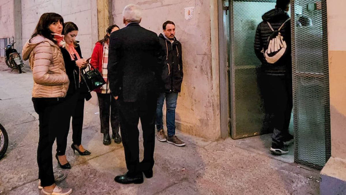 Esperando. Los legisladores peronistas aguardan autorización para ingresar al penal.