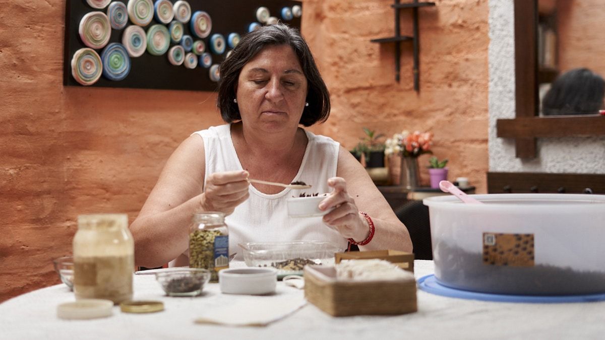 Mónica tenía un emprendimiento de telar, pero en la pandemia no pudo seguir y nació la idea de hacer infusores de té reutilizables. Mónica tenía un emprendimiento de telar, pero en la pandemia no pudo seguir y nació la idea de hacer infusores de té reutilizables.