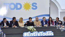 Kicillof reunió a más de 50 intendentes y sumó a Massa en el inicio de la campaña