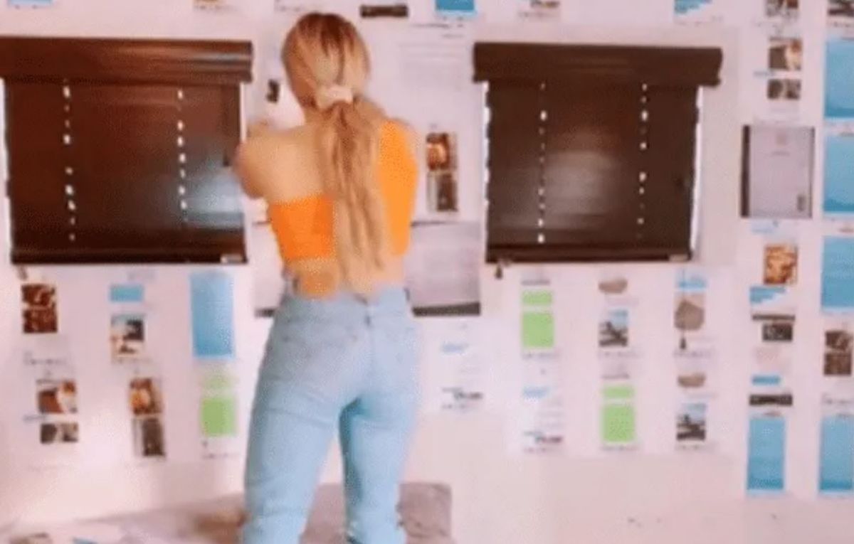 Terrible venganza. Su novio la engañaba y empapeló su pieza con los chats de la infidelidad.