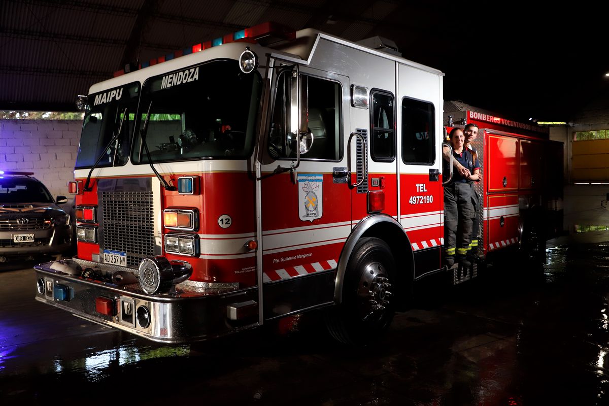 Constanza y Andrés desarrollan su tarea socorrista en el cuartel de bomberos de Maipú. Constanza y Andrés desarrollan su tarea socorrista en el cuartel de bomberos de Maipú.
