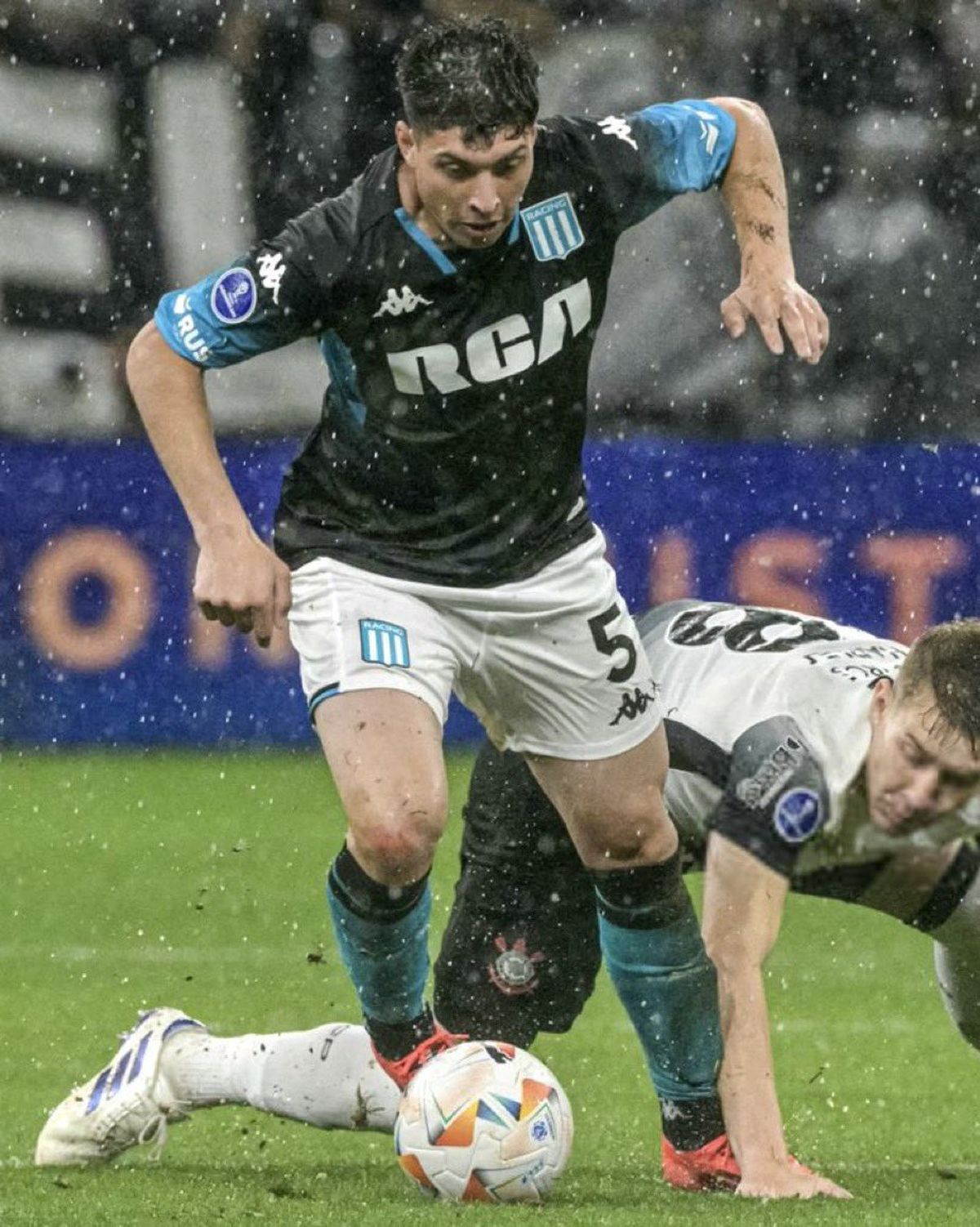 Racing y Corinthians jugaron bajo una intensa lluvia en Brasil. Racing y Corinthians jugaron bajo una intensa lluvia en Brasil. 