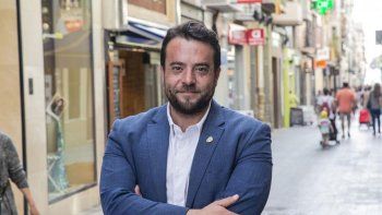 Ebrio, un alcalde catalán violó la cuarentena, mordió a un policía y luego renunció a su cargo