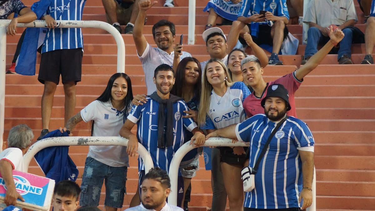 Los hinchas de Godoy Cruz le hicieron el aguante a su equipo.
