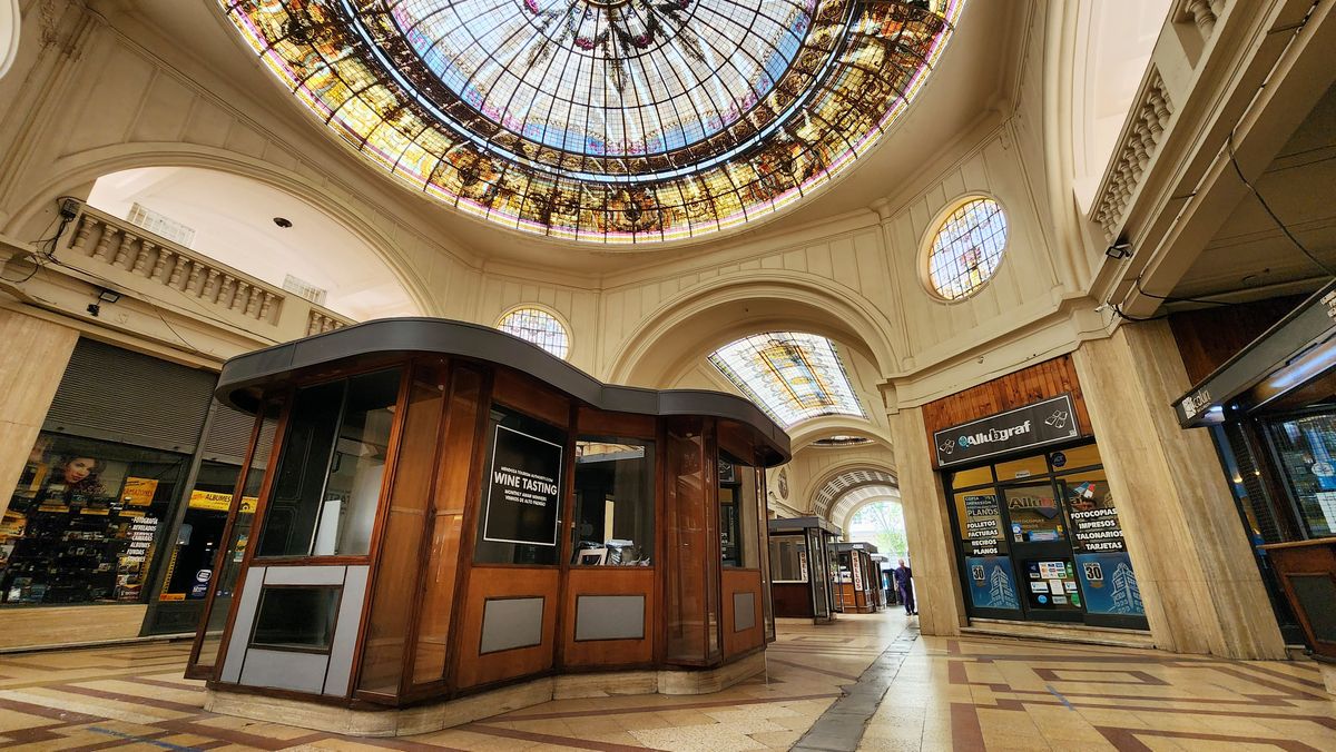 El vitral del centro del Pasaje San Martín en forma de mandala, representa el alma del edificio