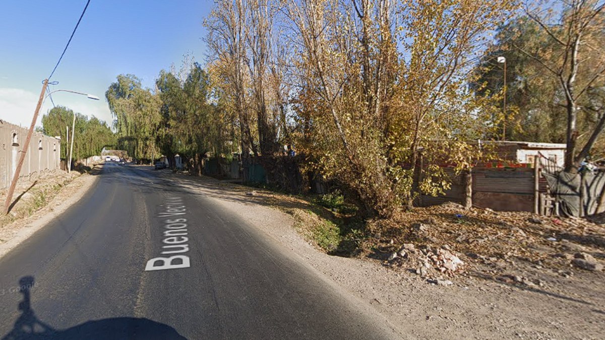 El camión circulaba por calle Buenos Vecinos de Sur a Norte y el siniestro ocurrió a la altura de la curva de calle Videla. El camión circulaba por calle Buenos Vecinos de Sur a Norte y el siniestro ocurrió a la altura de la curva de calle Videla.