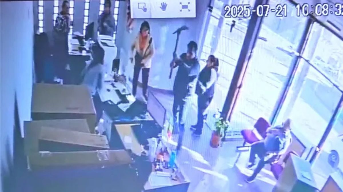 A lo Relatos Salvajes: un hombre fuera de sí rompió con un pico la empresa de luz porque no le atendían el reclamo