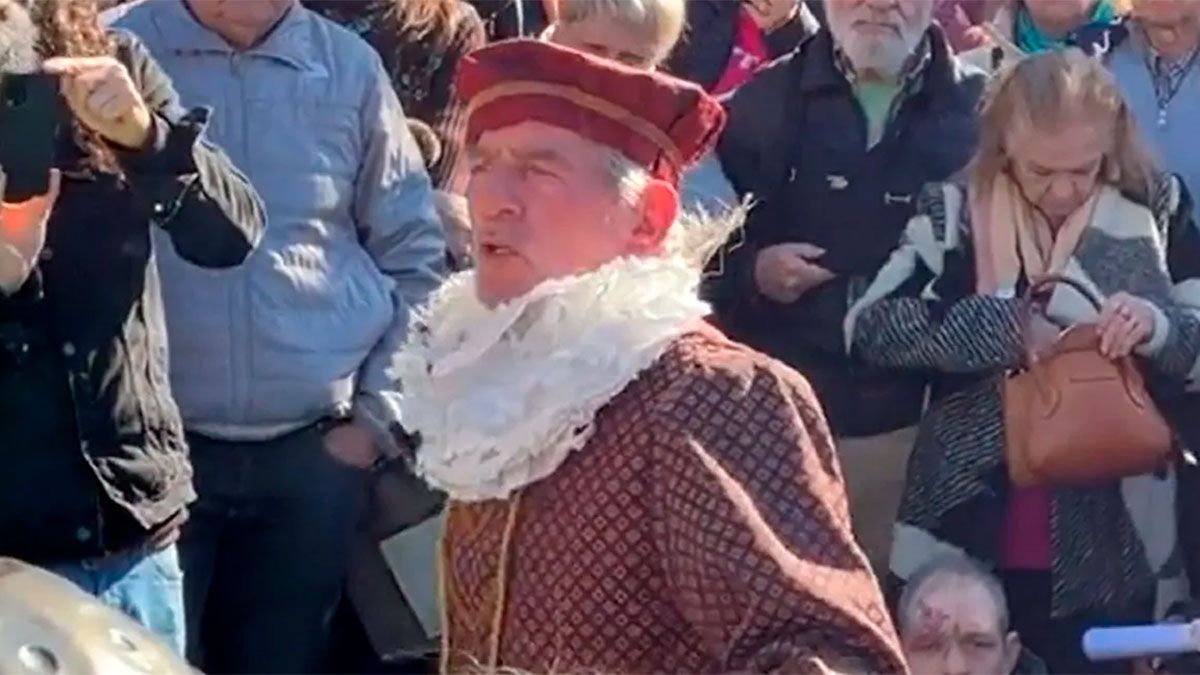 Pablo Alarcón se presentó a la gorra en Plaza Francia del barrio porteño de Recoleta y fue ovacionado por una gran cantidad de gente. Pablo Alarcón se presentó a la gorra en Plaza Francia del barrio porteño de Recoleta y fue ovacionado por una gran cantidad de gente.