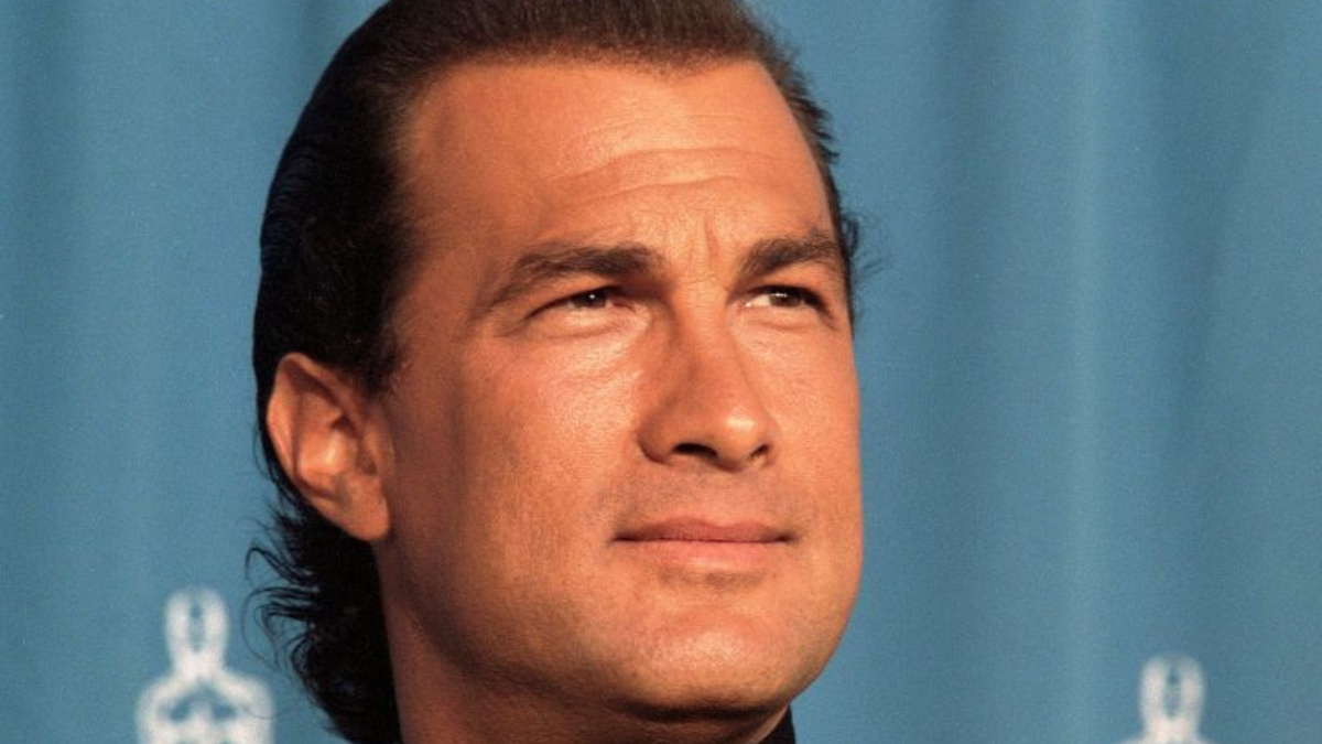 Asi luce hoy Steven Seagal, el actor de cine de acción de Alerta Máxima