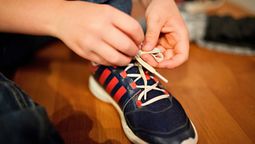 Qué significa la forma en que te atas los cordones, según la psicología