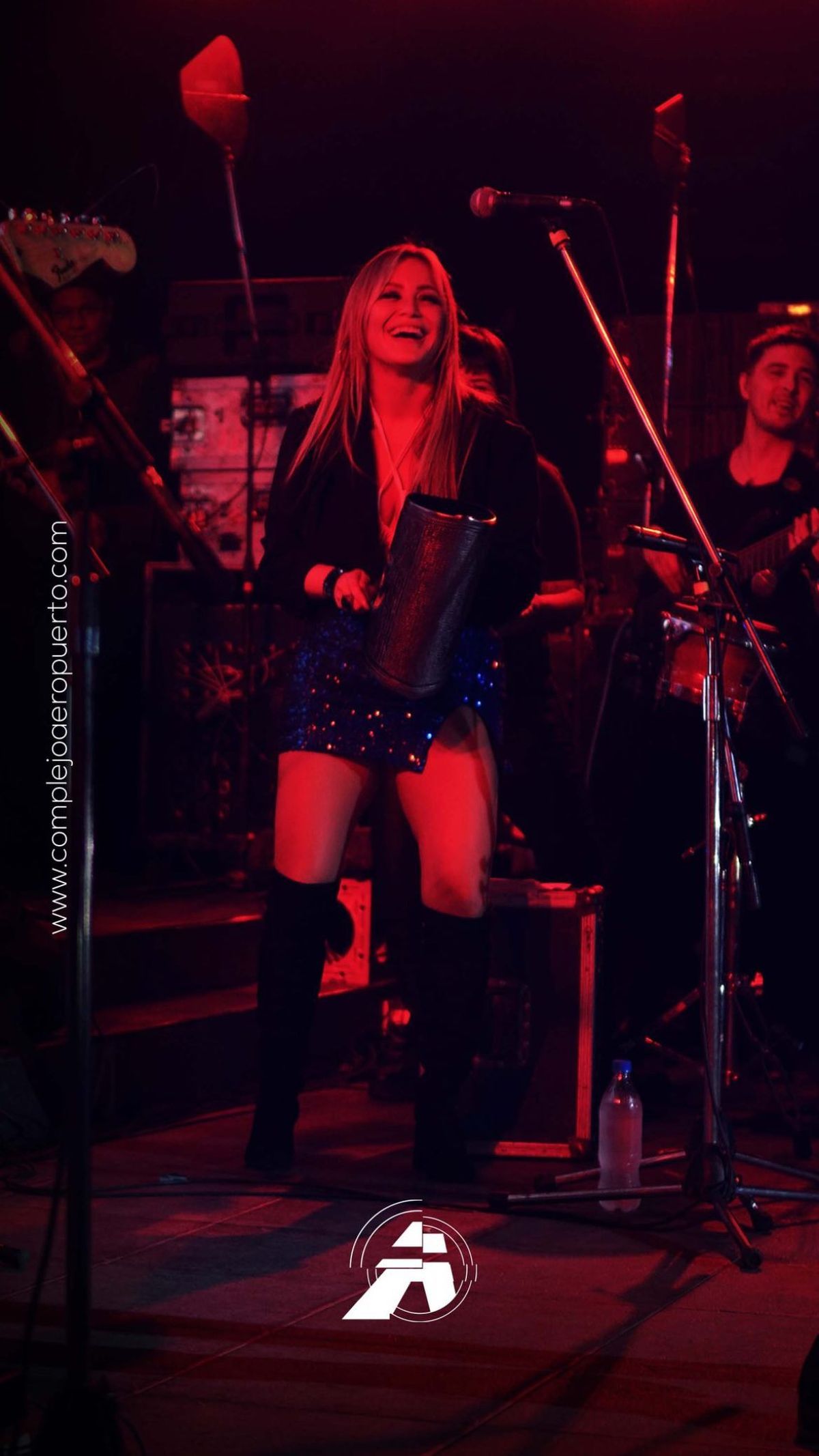 En mini ultra corta con tajo demencial, Karina La Princesita se la jugó y cautivó.