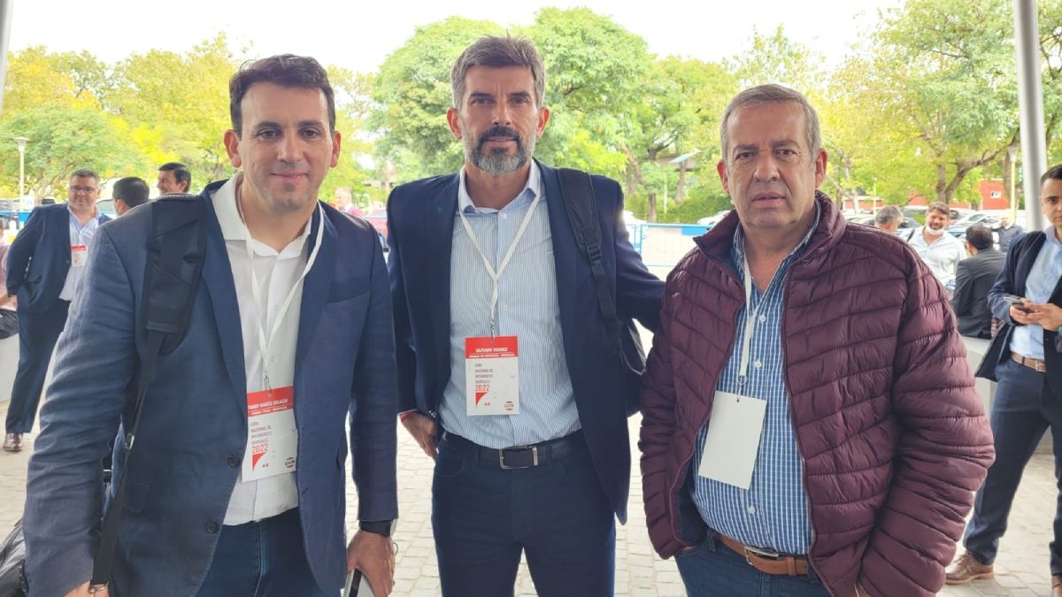 Tadeo García Zalazar (izquierda), Ulpiano Suarez al centro, posan con otro intendente radical antes de ingresar al Foro Nacional.