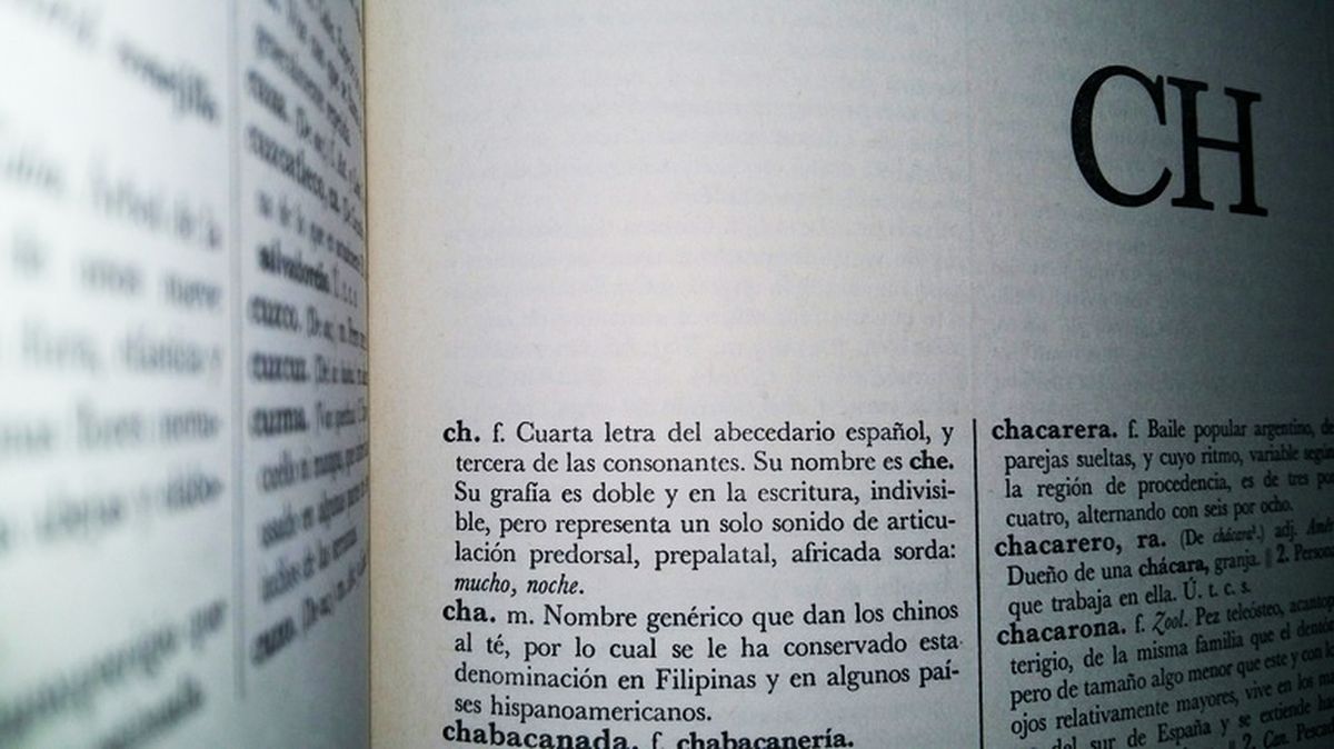 Existen diccionarios que todavía incluyen a la CH y la LL como letras del abecedario, pero la RAE ya les bajó el pulgar. Existen diccionarios que todavía incluyen a la CH y la LL como letras del abecedario, pero la RAE ya les bajó el pulgar. 
