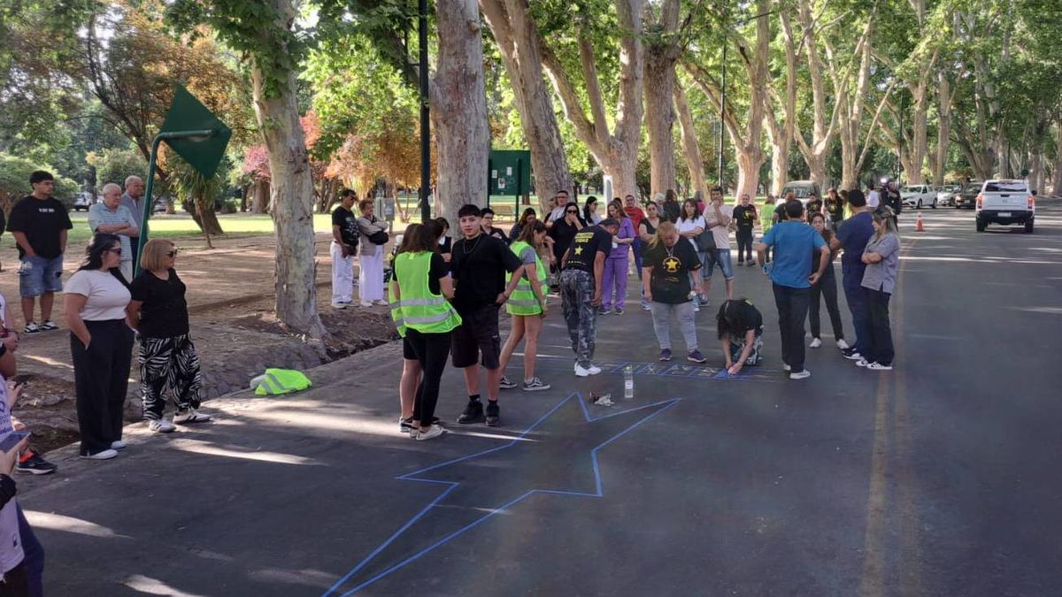 Dos estrellas amarillas quedaron plasmadas en la avenida Las Tipas como símbolo de las dos muertes ocurridas en el accidente del 10 de noviembre en el parque San Martín.