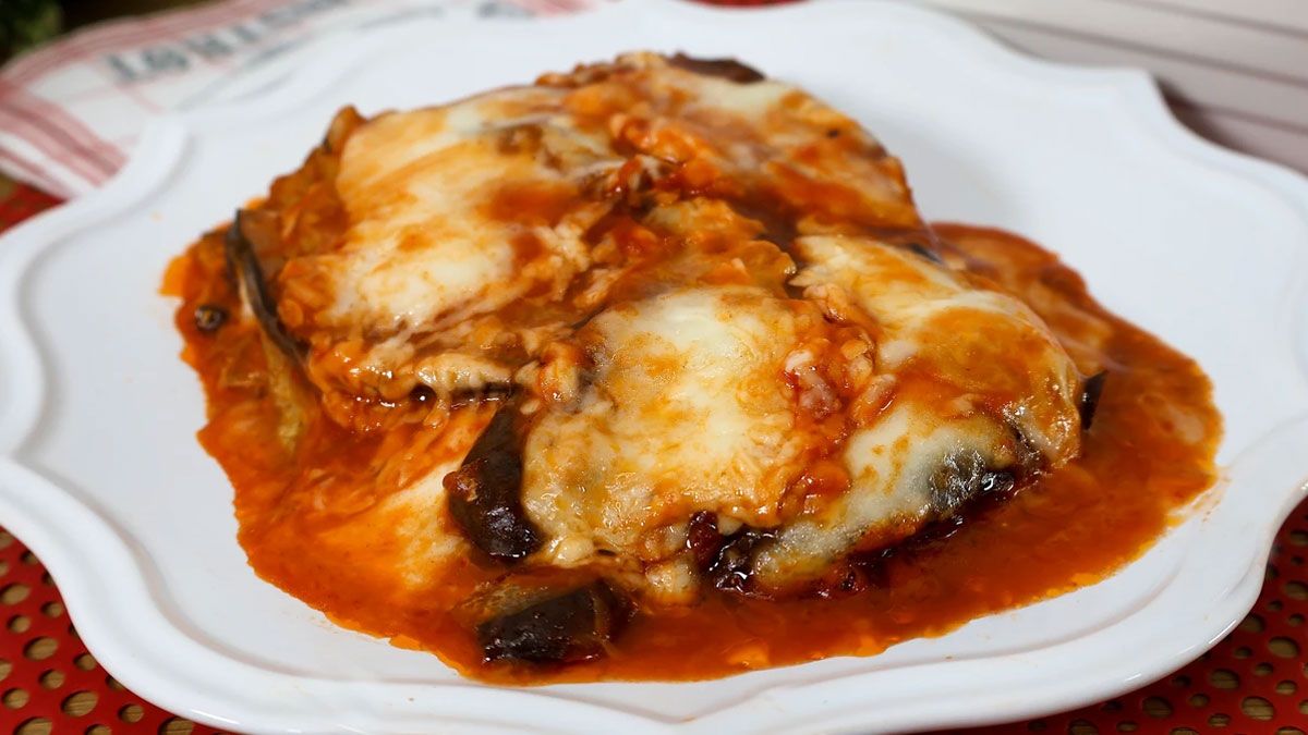 La berenjena a la parmesana es una receta que le encanta a todo el mundo y no requiere mucho tiempo de preparaci&oacute;n.