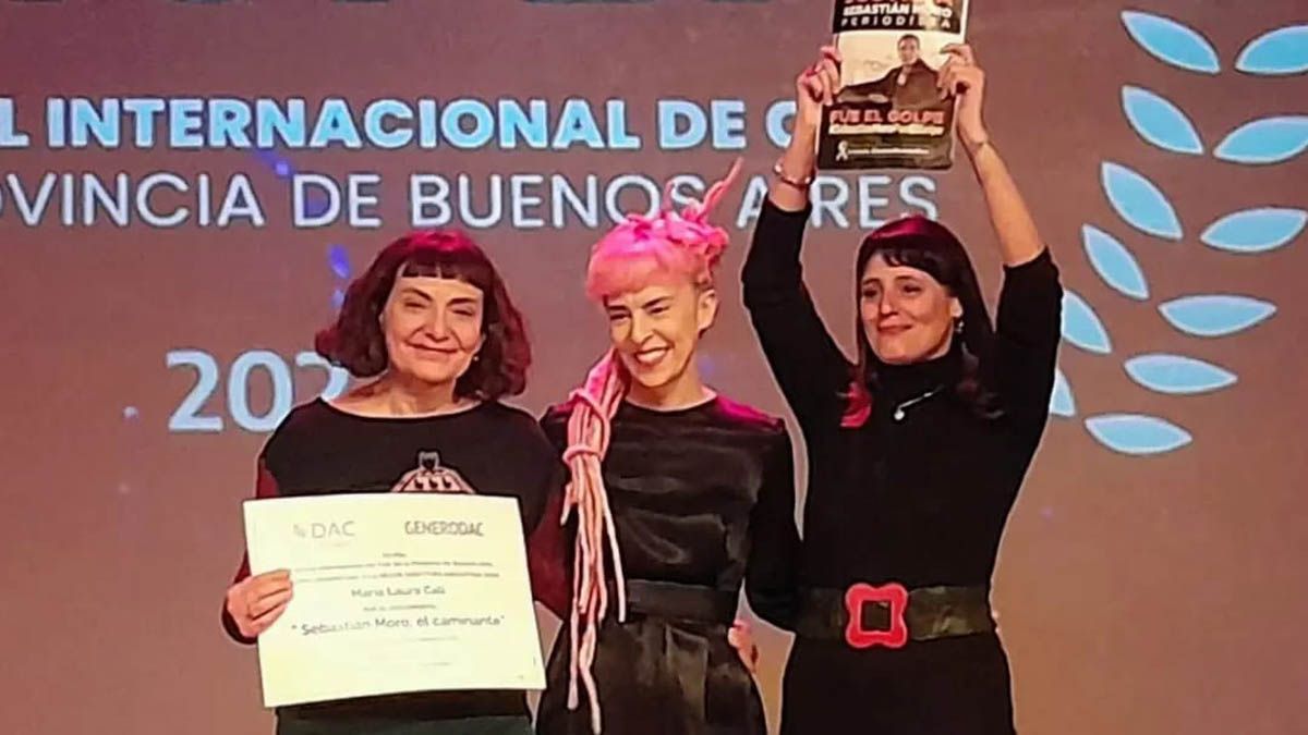 La periodista Penélope Moro, sostiene la foto con la imagen de su hermano, Sebastián. A la izquierda la directora del documental, María Laura Cali.