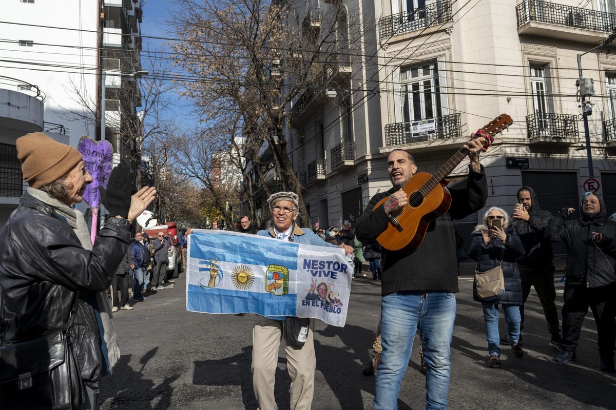 Las vigilias de los militantes de Cristina Kirchner se organizan en las afueras del departamento donde cumplirá su condena a seis años de prisión. Las vigilias de los militantes de Cristina Kirchner se organizan en las afueras del departamento donde cumplirá su condena a seis años de prisión.