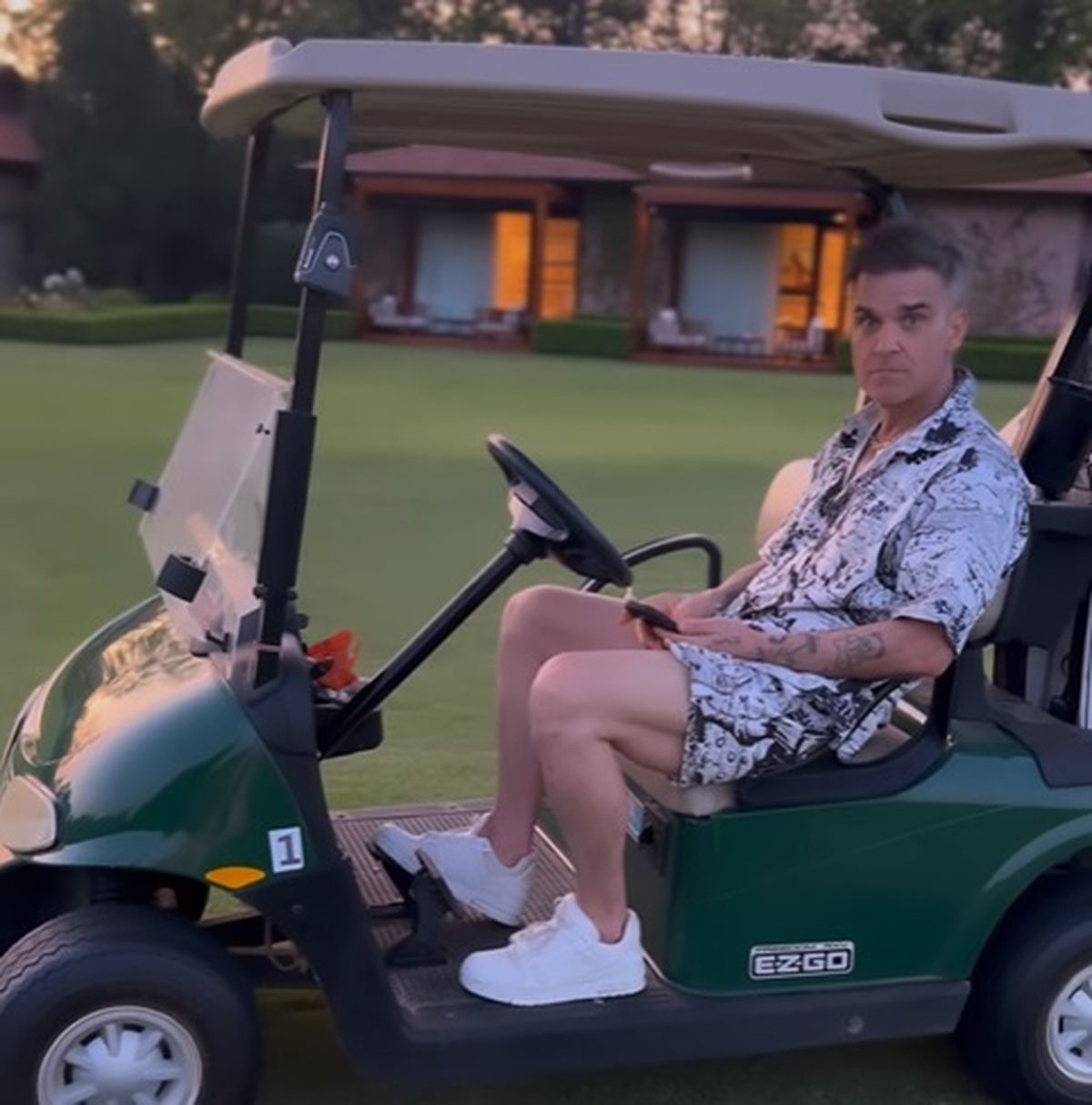 El cantante británico Robbie Williams se encuentra de vacaciones en la Argentina y junto a su familia se instaló en un lujoso club de polo de General Rodríguez