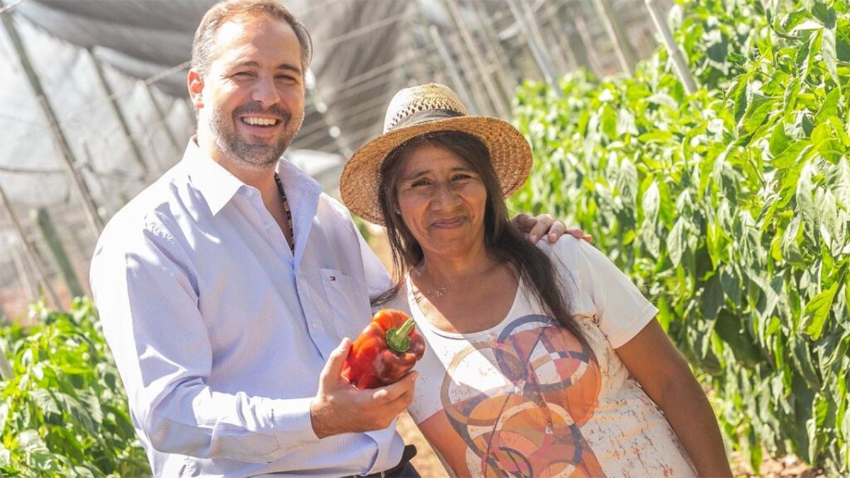 El intendente de Maipú, Matías Stevanato, junto a una productora del departamento.