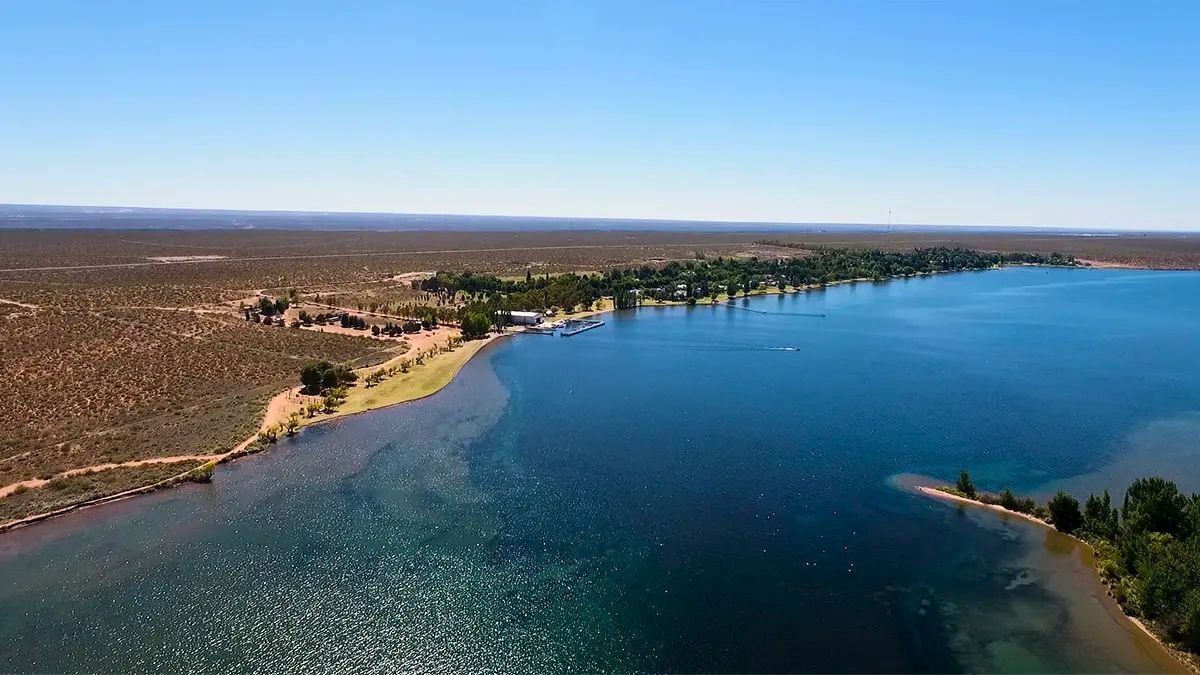 El lago Mari Menuco también le da el nombre al pueblo. El lago Mari Menuco también le da el nombre al pueblo.