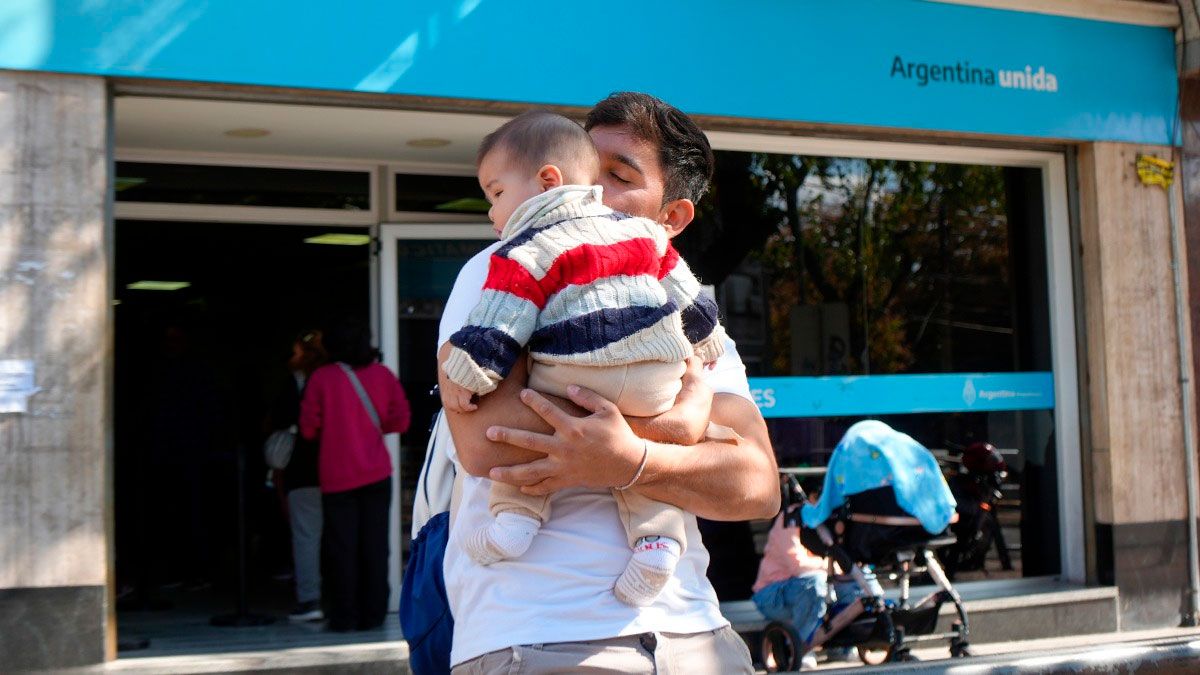 Los beneficiarios que se encuentren residiendo en el exterior, solo podrán percibir las asignaciones familiares, cuando los hijos por los que reclama el cobro residan en la República Argentina. Los beneficiarios que se encuentren residiendo en el exterior, solo podrán percibir las asignaciones familiares, cuando los hijos por los que reclama el cobro residan en la República Argentina.