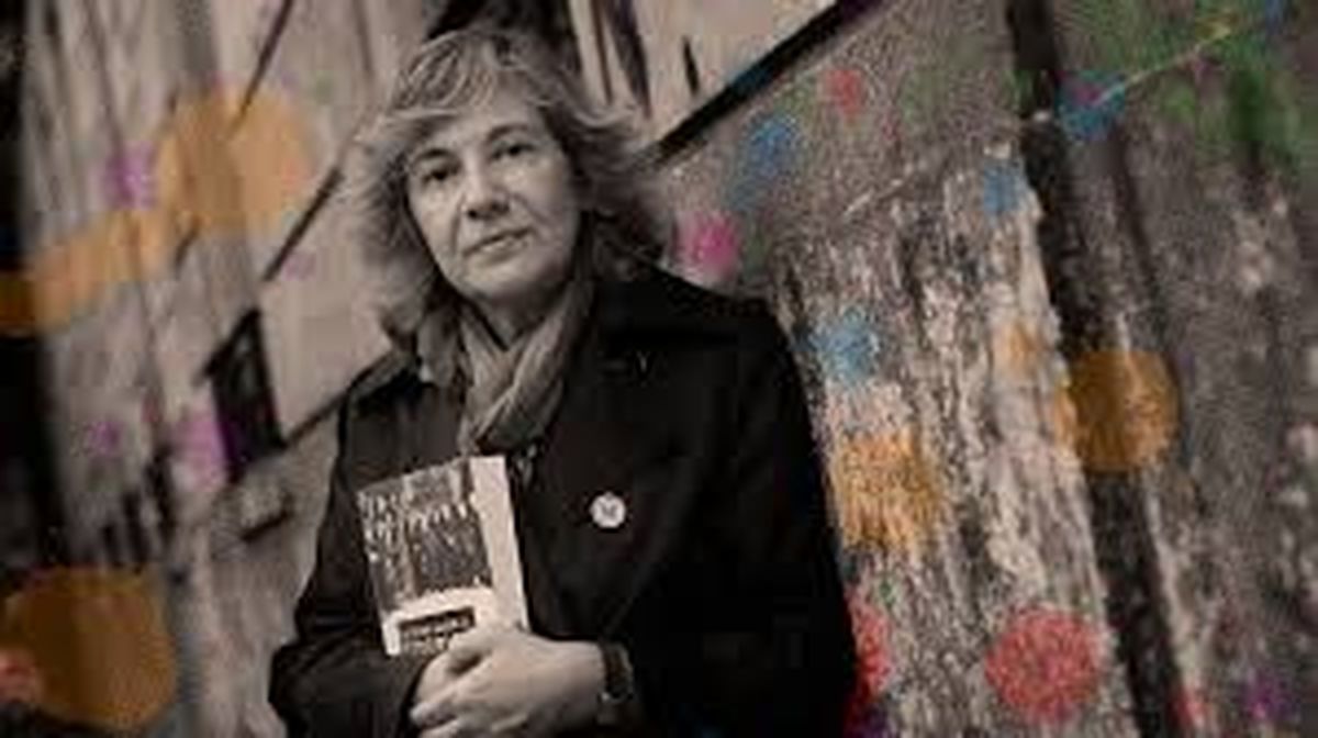 Reina Roffé se emociona cuando le mencionan el tango Muñeca Brava, cantado por Alberto Castillo. Reina Roffé se emociona cuando le mencionan el tango Muñeca Brava, cantado por Alberto Castillo.