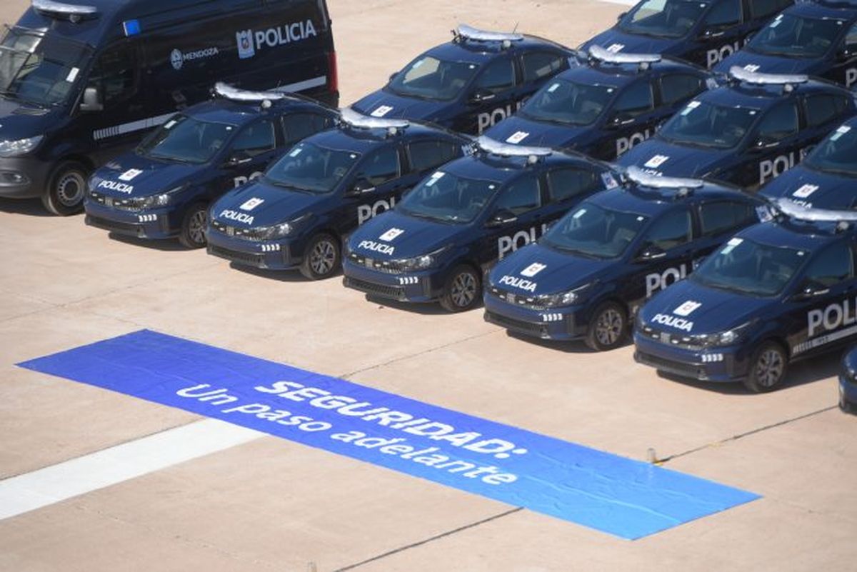 El Gobierno hizo entrega de 226 vehículos, entre autos, motos y camionetas, a la Policía. El Gobierno hizo entrega de 226 vehículos, entre autos, motos y camionetas, a la Policía.