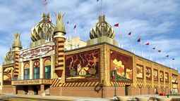 El único palacio de maíz del mundo está en Estados Unidos y recibe medio millón de visitas por año.