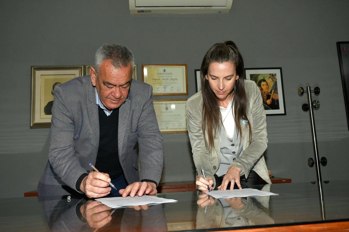 El intendente municipal Edgardo González y la ministra María Mercedes Rus firmaron el acuerdo.