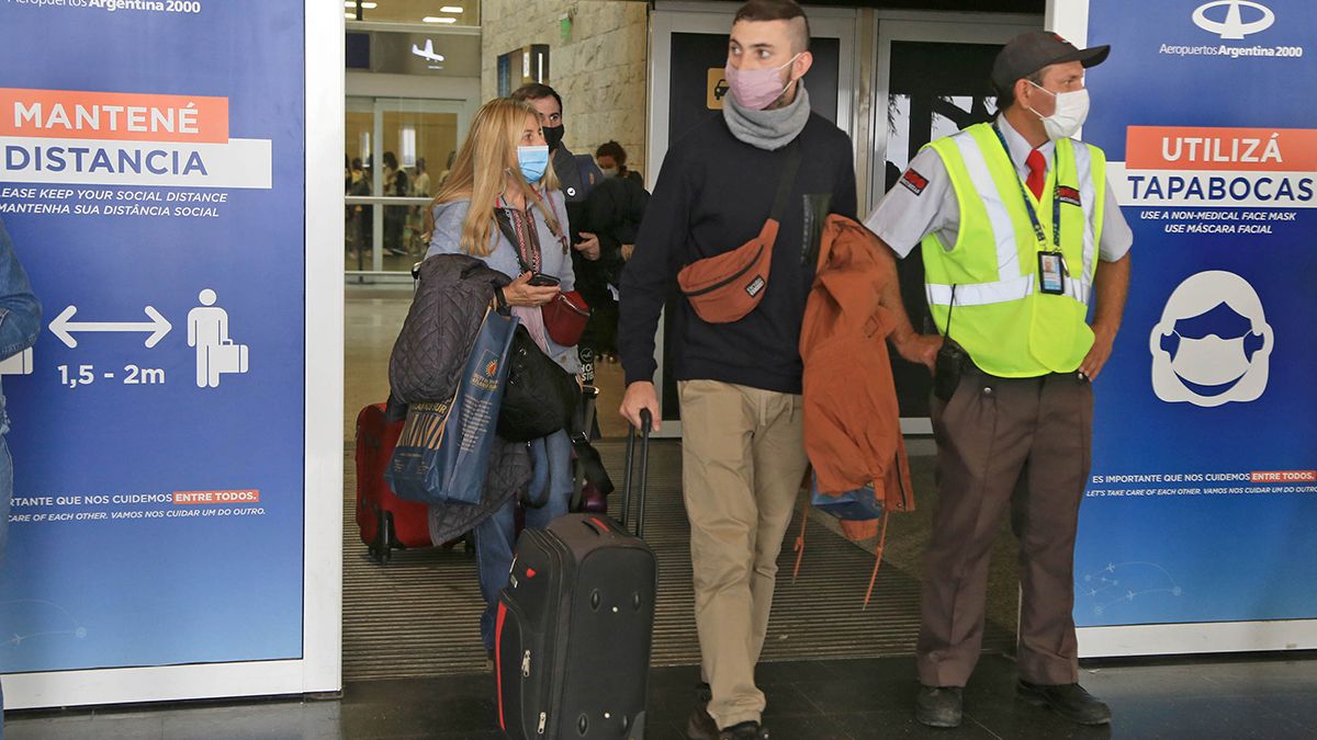 El objetivo de la decisi&oacute;n es reducir el tr&aacute;nsito internacional y evitar que lleguen a la Argentina nuevas cepas de coronavirus que circulan en otros pa&iacute;ses.