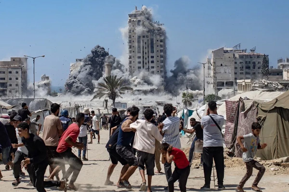 Ataque israelí a una torre de apartamentos en la ciudad de Gaza, en la Franja de Gaza (Archivo). Crédito: EFE/ Haitham Imad.