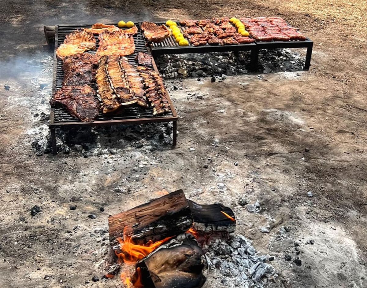 Para no gastar leña o carbón en exceso o correr riesgo de que se arrebate, las patas de la parrilla tienen que medir 11 centímetros aproximadamente. Para no gastar leña o carbón en exceso o correr riesgo de que se arrebate, las patas de la parrilla tienen que medir 11 centímetros aproximadamente.