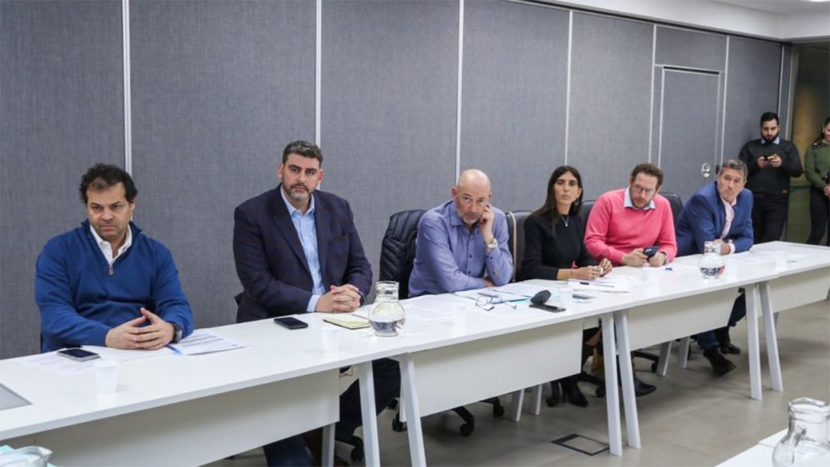 Senadores de distintas fuerzas escuchan la explicación sobre la incorporación de evidencia digital al Código Procesal Penal.