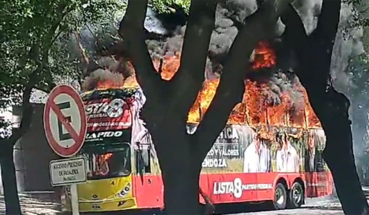 Se incendió un micro del Partido Federal en plena plaza Independencia