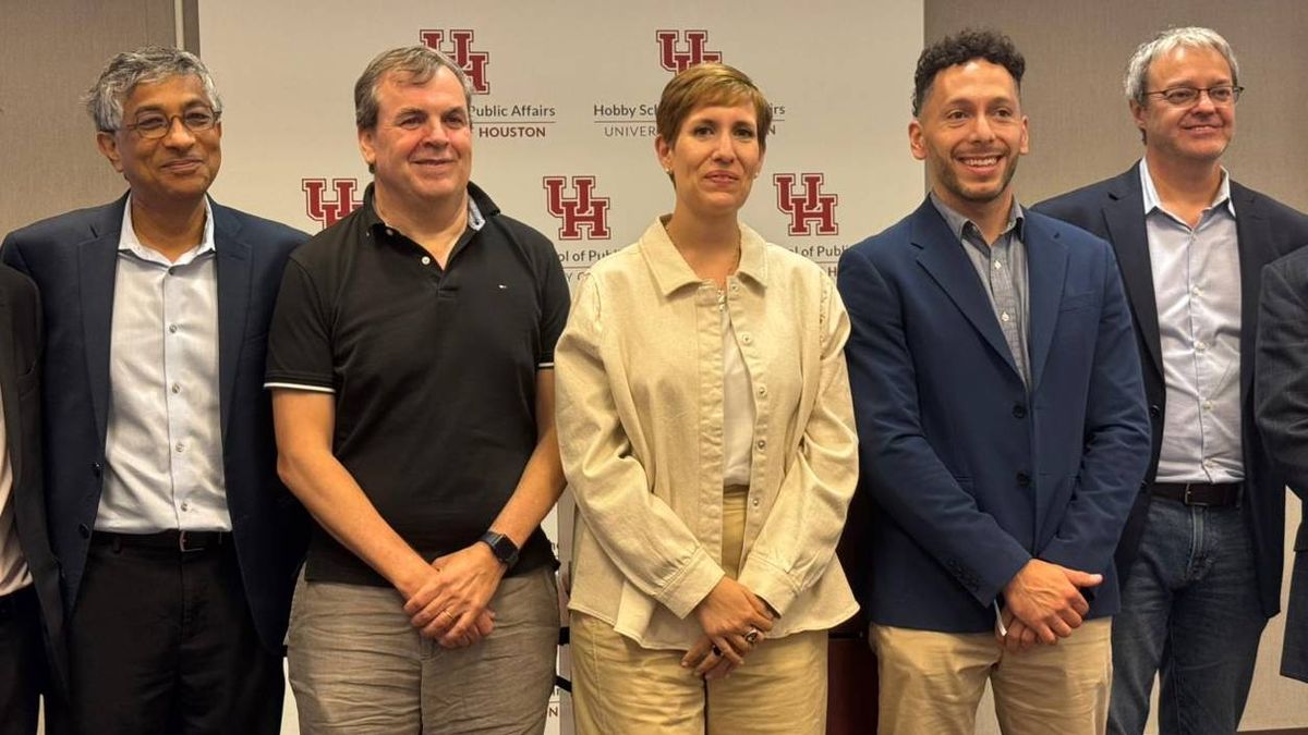 La ministra de Energía y Ambiente, Jimena Latorre, junto al titular de Hidrocarburos, Lucas Erio, se reunieron con referentes académicos de la Universidad de Houston. La ministra de Energía y Ambiente, Jimena Latorre, junto al titular de Hidrocarburos, Lucas Erio, se reunieron con referentes académicos de la Universidad de Houston.
