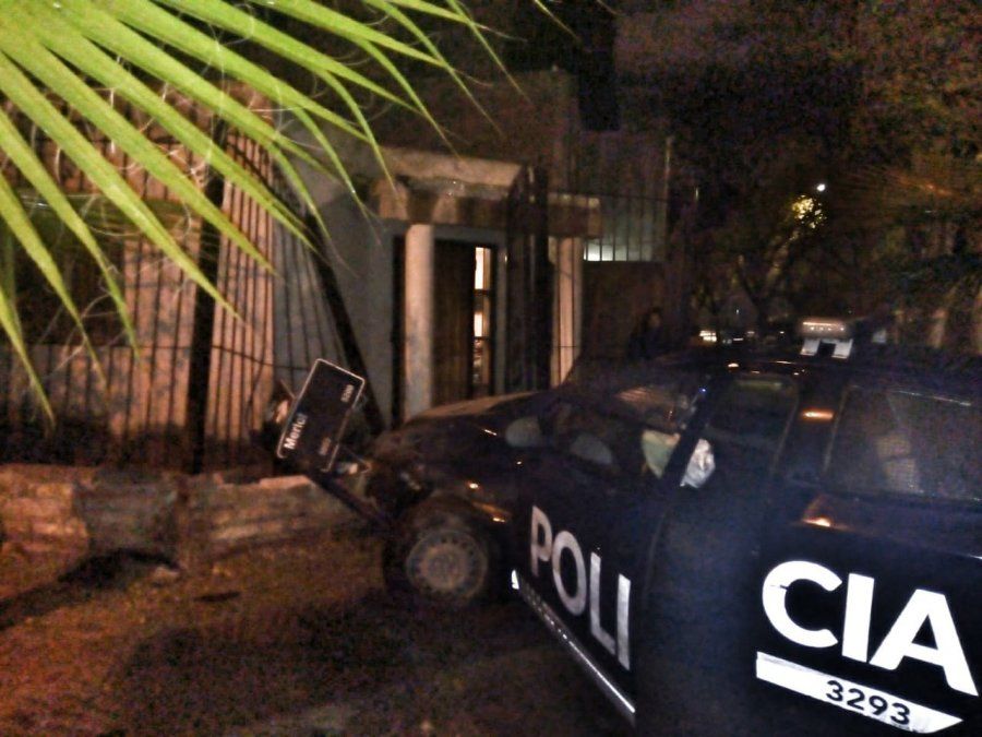 En persecución policial un móvil se incrustó en el frente de una casa