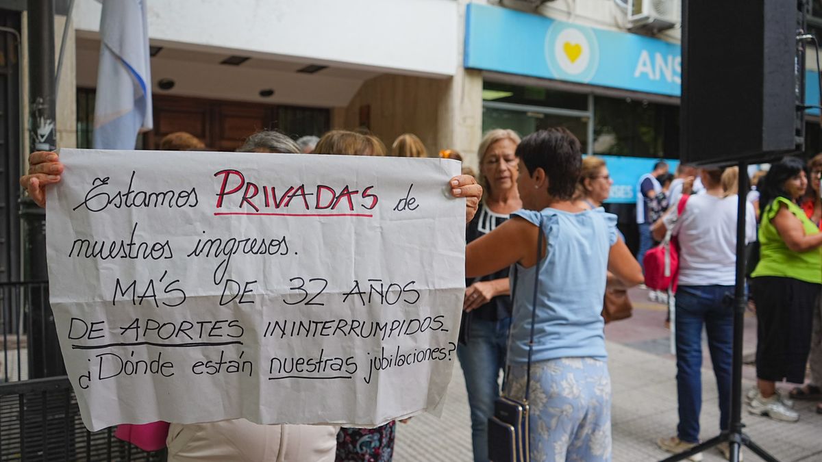 Los docentes jubilados y el gremio del SUTE se manifestaron en la ANSES por los reiterados descuentos en sus haberes luego de que les ingresan pagos atrasados de la DGE.&nbsp;