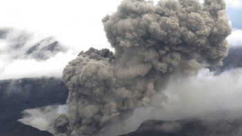 Alerta en Japón por la erupción de un volcán después de 22 años