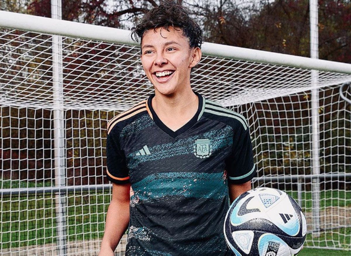 Julieta Cruz con la nueva camiseta alternativa de la Selección femenina