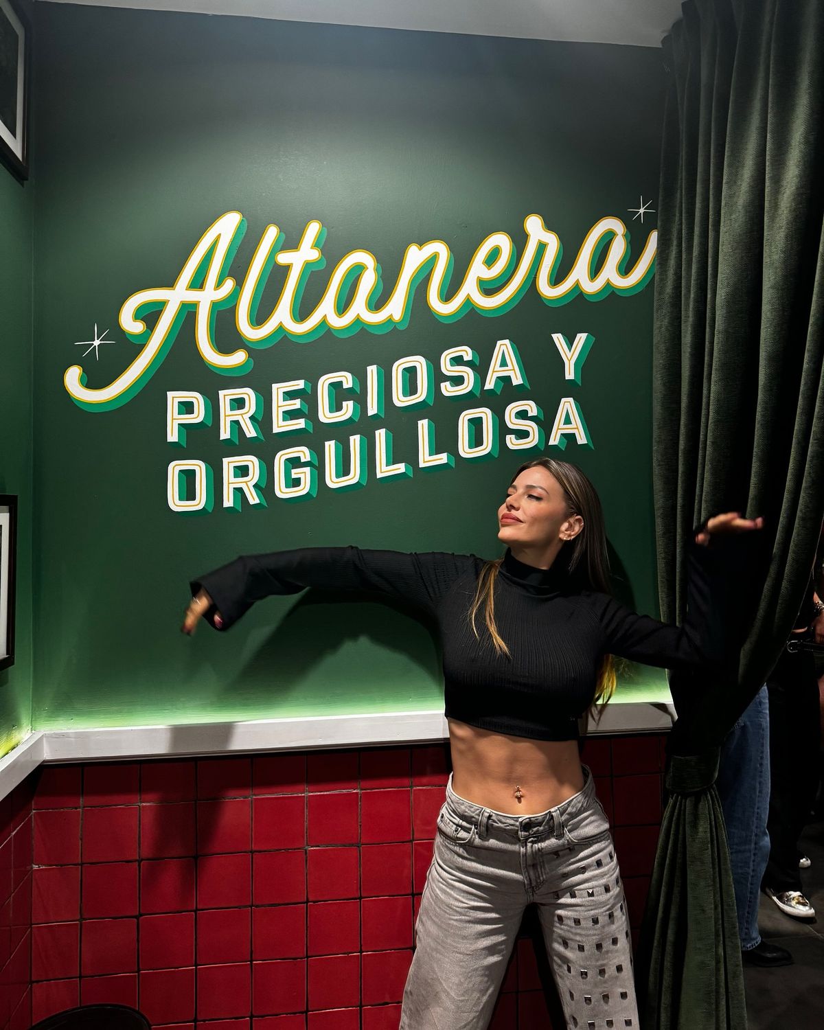 Desde México, Evangelina Anderson estrena pantaloncitos customizados ultra bajos al ras. Desde México, Evangelina Anderson estrena pantaloncitos customizados ultra bajos al ras.