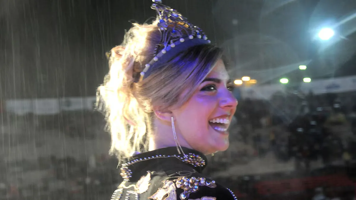 María Laura Micames fue electa y coronada Reina Nacional de la Vendimia 2019 bajo la lluvia. María Laura Micames fue electa y coronada Reina Nacional de la Vendimia 2019 bajo la lluvia.