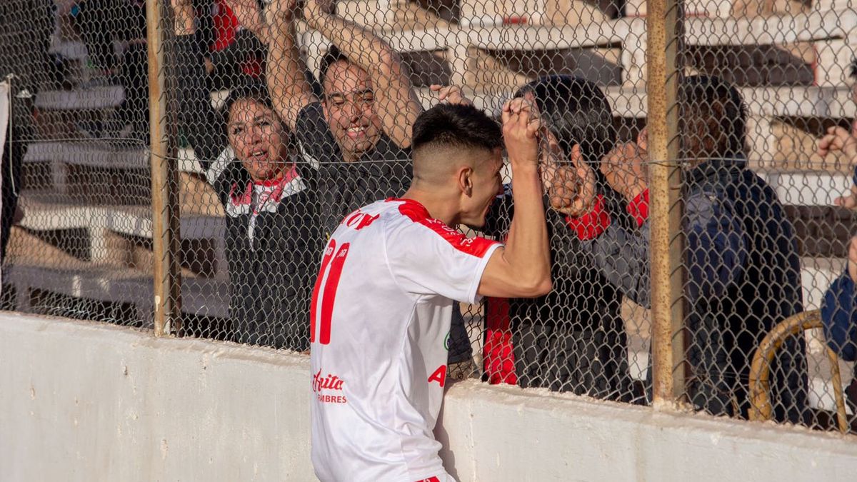 Bruno Barrionuevo le dedica al gol su mamá Lorena en la tribuna.