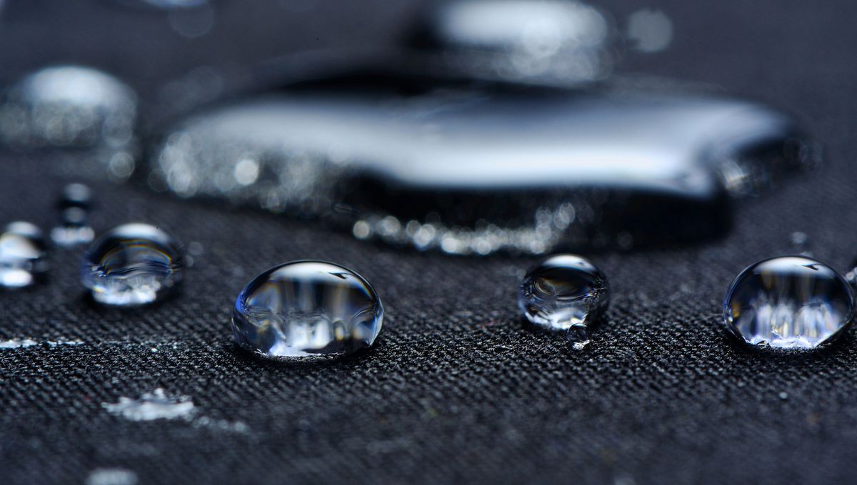La silicona genera una capa plástica impermeable sobre los jeans La silicona genera una capa plástica impermeable sobre los jeans