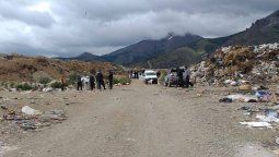 El cadaver del hombre fue encontrado en un basural de Bariloche y se investiga si llegó al lugar en un camión recolector