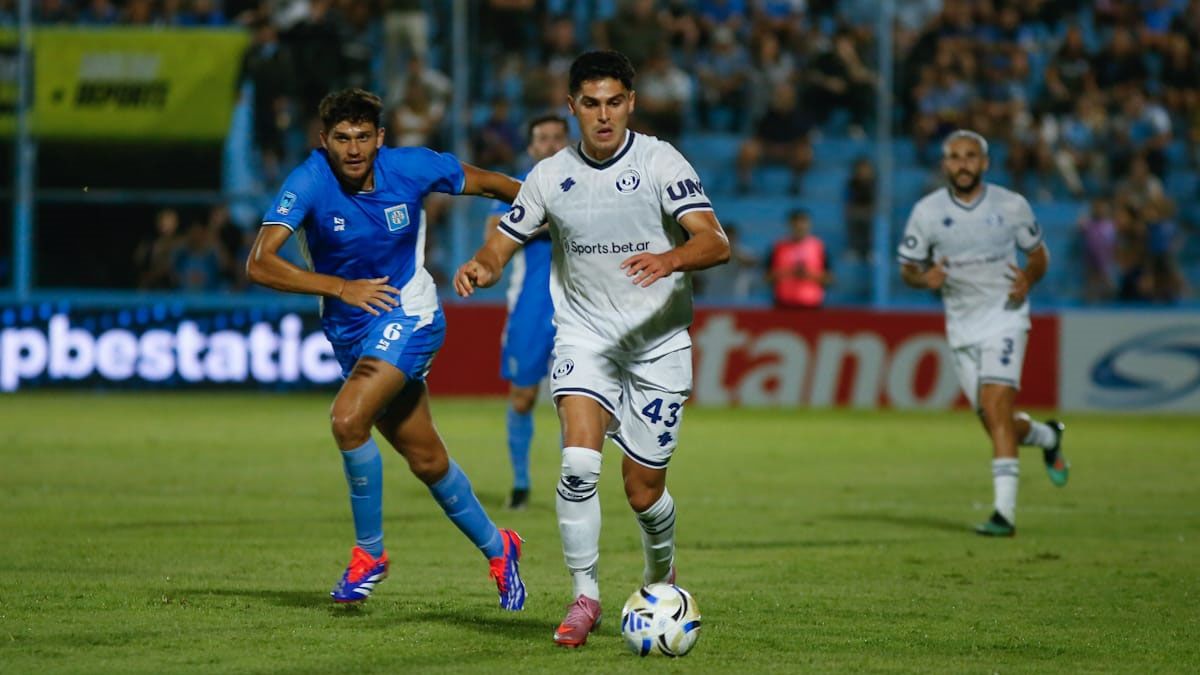 Fabrizio Sartori lleva la pelota. La Lepra sigue ganando.