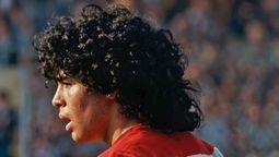 Maradona debutó antes de cumplir 16 años.