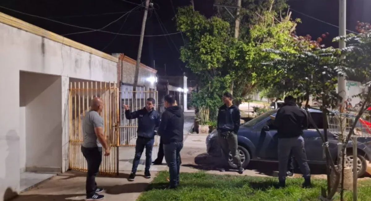 Un adolescente de 16 años le provocó varias puñaladas a su padre al salir en defensa de su mamá, quien era violentamente atacada. Un adolescente de 16 años le provocó varias puñaladas a su padre al salir en defensa de su mamá, quien era violentamente atacada.