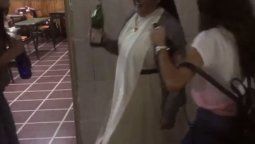 Polémico video de una monja y alumnas bailando con botellas de alcohol en un colegio