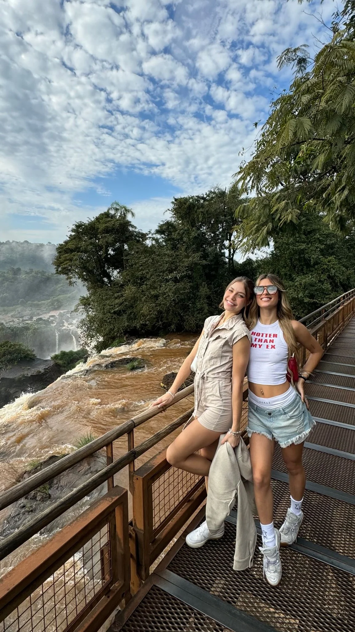 Julieta Poggio se suma al calzoncillito a la vista y paraliza las Cataratas del Iguazú. Julieta Poggio se suma al calzoncillito a la vista y paraliza las Cataratas del Iguazú.