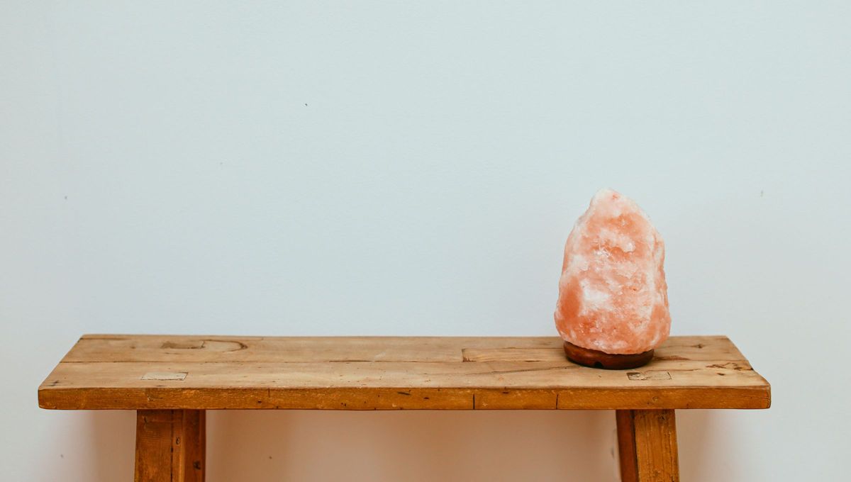 Cada vez más personas incorporan la lámpara rosa de sal en la decoración del hogar. Foto Canva Cada vez más personas incorporan la lámpara rosa de sal en la decoración del hogar. Foto Canva